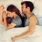 Casais que dormem de conchinha são mais felizes, diz pesquisa